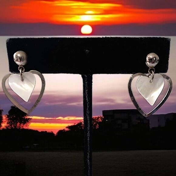 Dainty Mother of Pearl Heart Earrings Silver Tone Romantic Drop Dangle Pearlcore - Picture 11 of 14